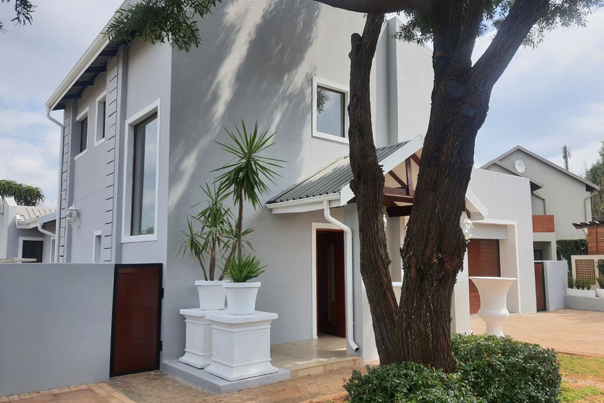 Stunning Newly Renovated Home in Bridgefield Estate – Move-In Ready!  - Photo 3