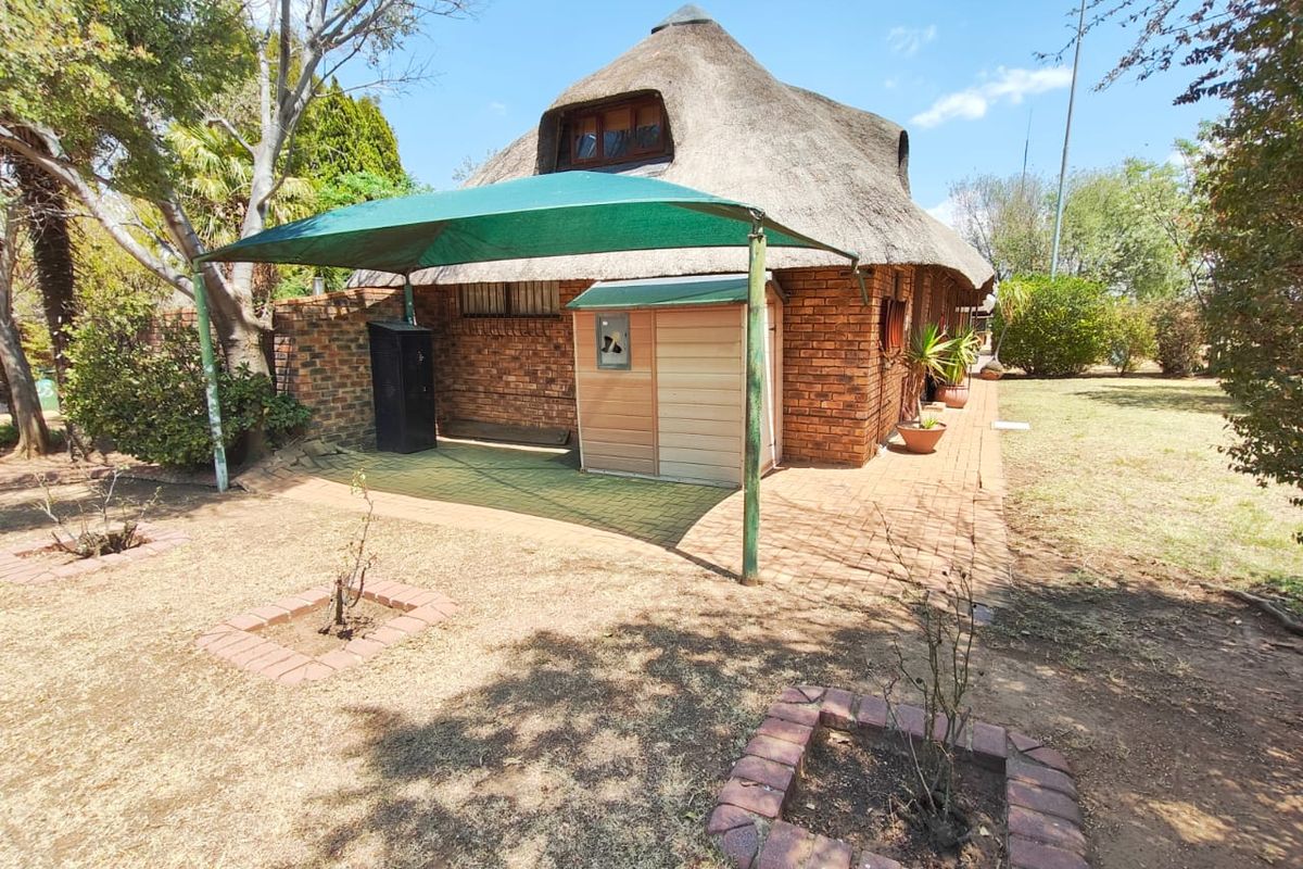 Stunning 5-Bedroom Property in Vaal Marina – With or Without Boat - Photo 2