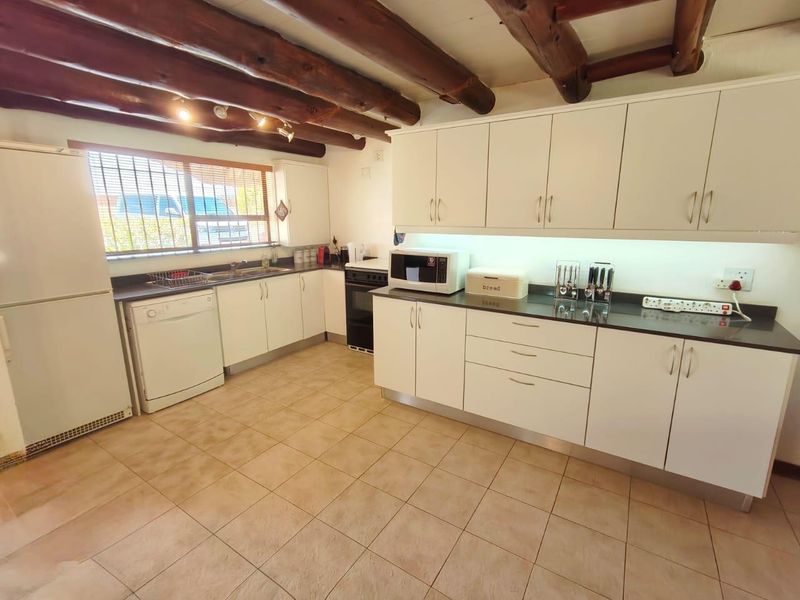 Stunning 5-Bedroom Property in Vaal Marina – With or Without Boat - Photo 8