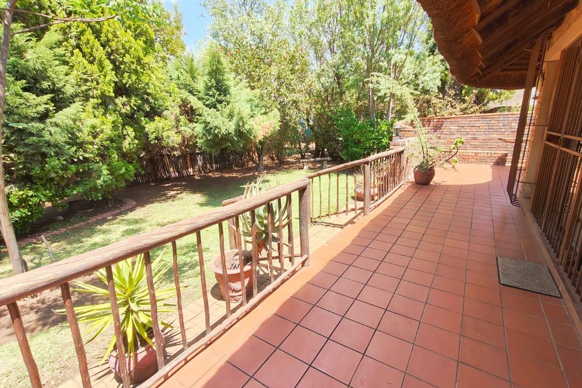 Stunning 5-Bedroom Property in Vaal Marina – With or Without Boat - Photo 3