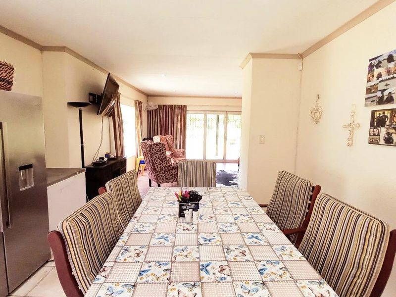 Spacious 3-Bedroom Home in Secure Complex by the Vaal Dam - Photo 4