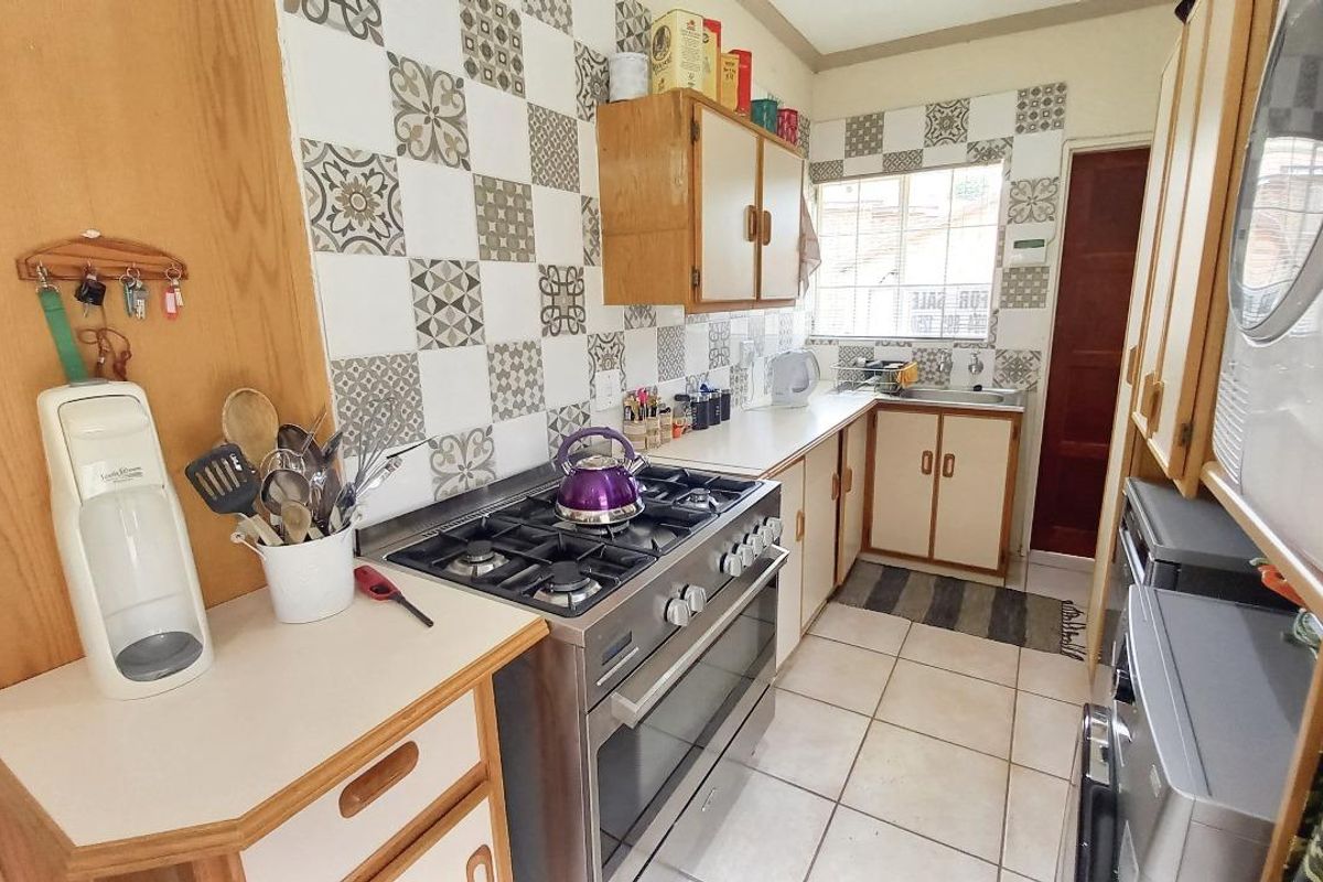 Spacious 3-Bedroom Home in Secure Complex by the Vaal Dam - Photo 2