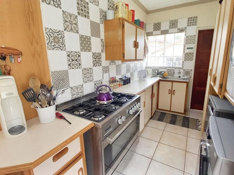 Spacious 3-Bedroom Home in Secure Complex by the Vaal Dam - Photo 2