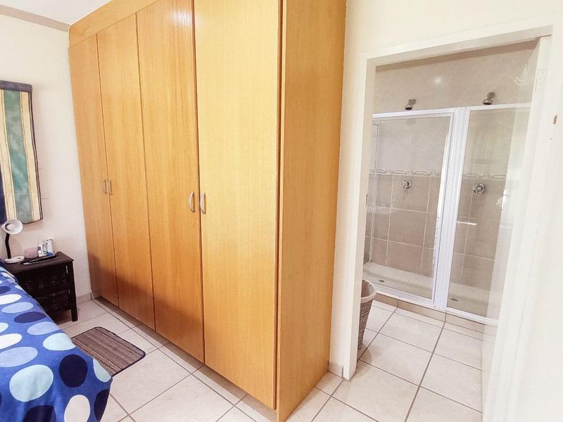 Spacious 3-Bedroom Home in Secure Complex by the Vaal Dam - Photo 9