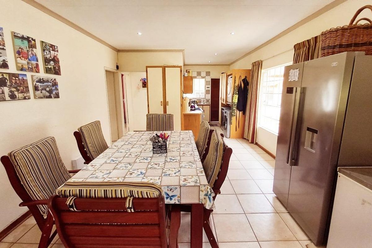 Spacious 3-Bedroom Home in Secure Complex by the Vaal Dam - Photo 3