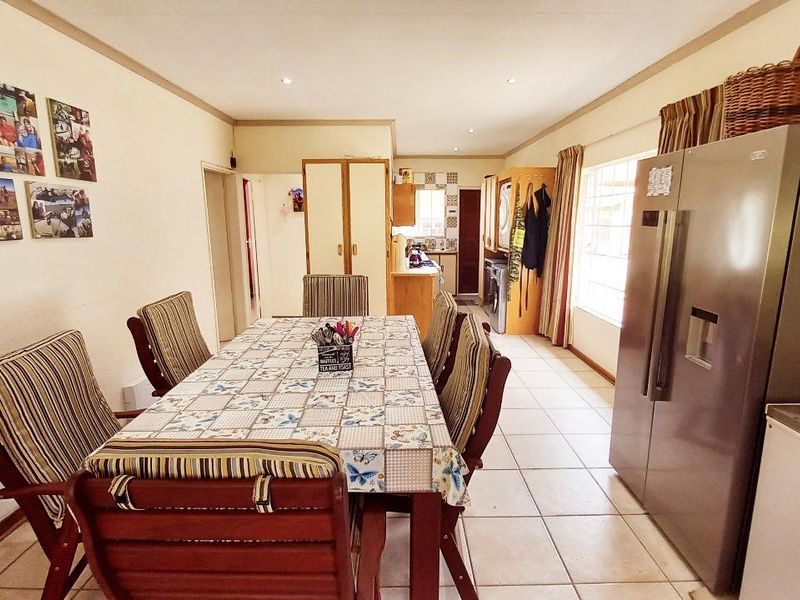 Spacious 3-Bedroom Home in Secure Complex by the Vaal Dam - Photo 3