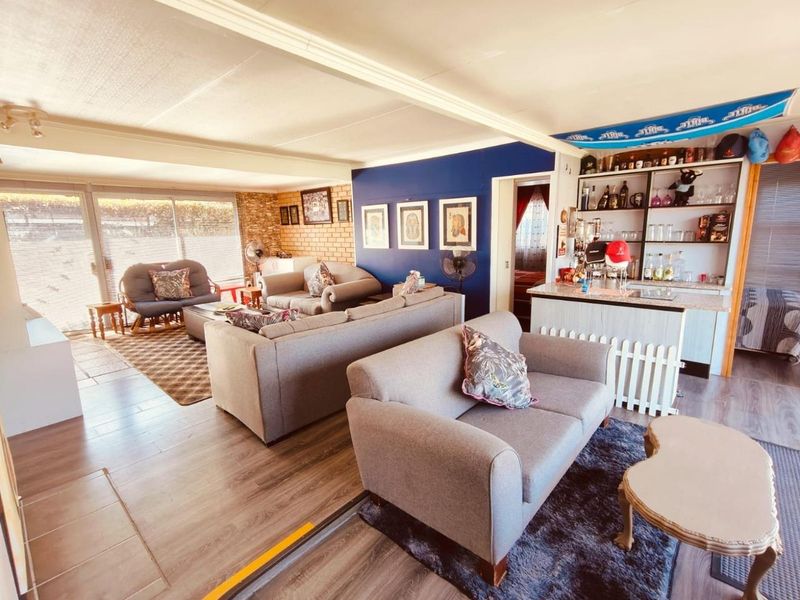 Stunning 2-Bedroom Waterfront Home in Family-Oriented Complex - Photo 5