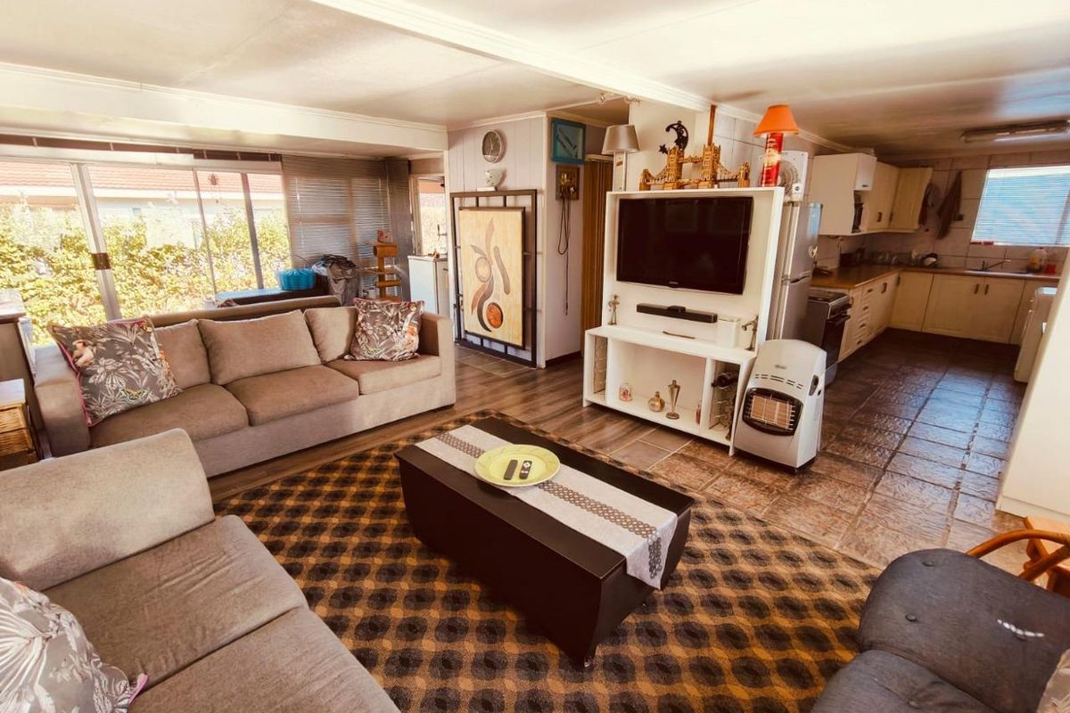 Stunning 2-Bedroom Waterfront Home in Family-Oriented Complex - Photo 2