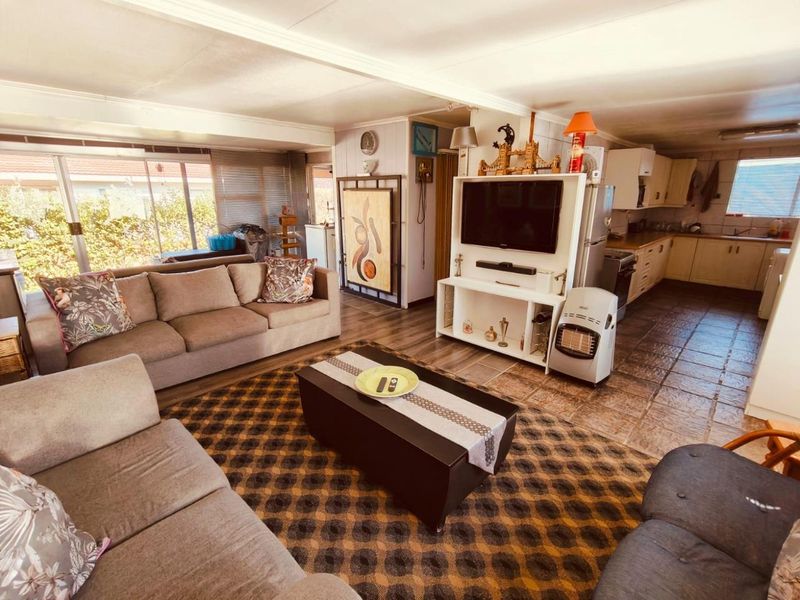 Stunning 2-Bedroom Waterfront Home in Family-Oriented Complex - Photo 2