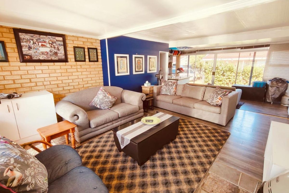 Stunning 2-Bedroom Waterfront Home in Family-Oriented Complex - Photo 4