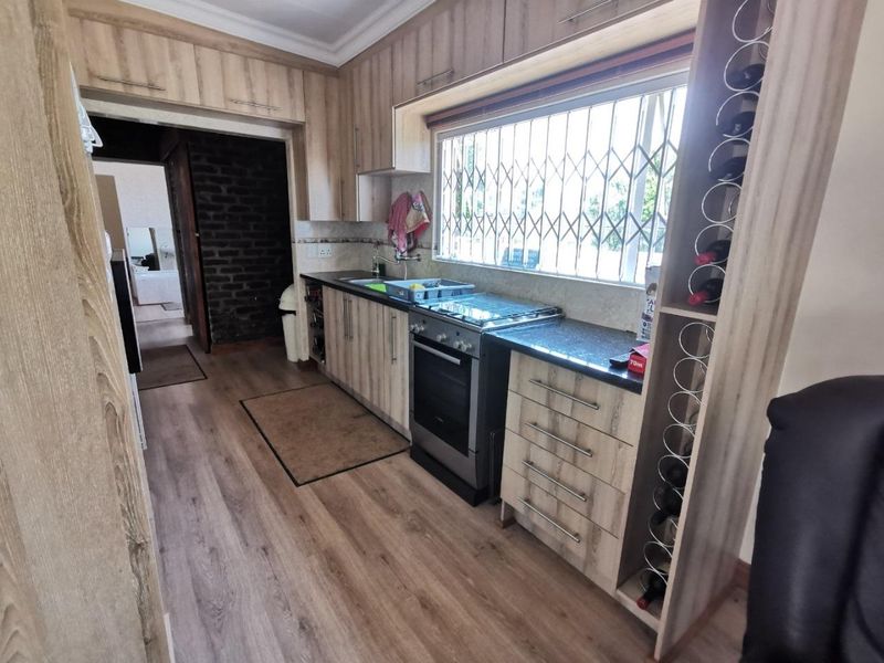 Spacious Family Home with Modern Features - Photo 3