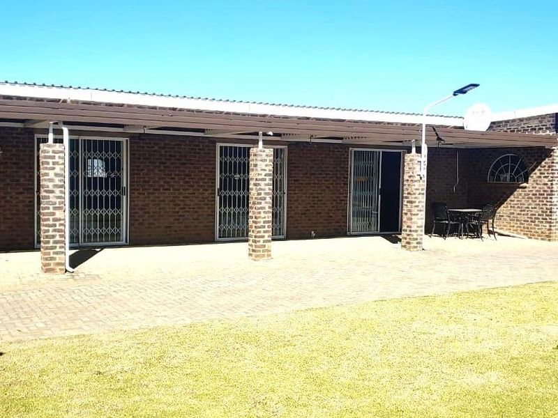 Spacious Family Home with Modern Features - Photo 2