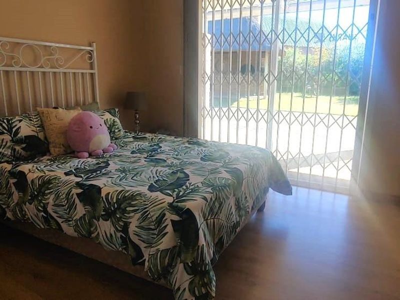 Spacious Family Home with Modern Features - Photo 10