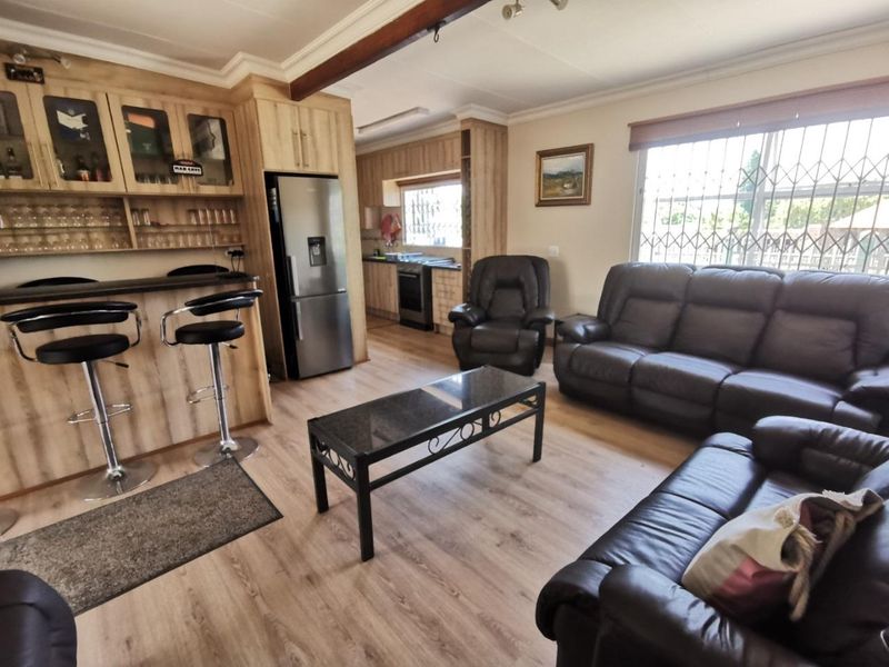 Spacious Family Home with Modern Features - Photo 8