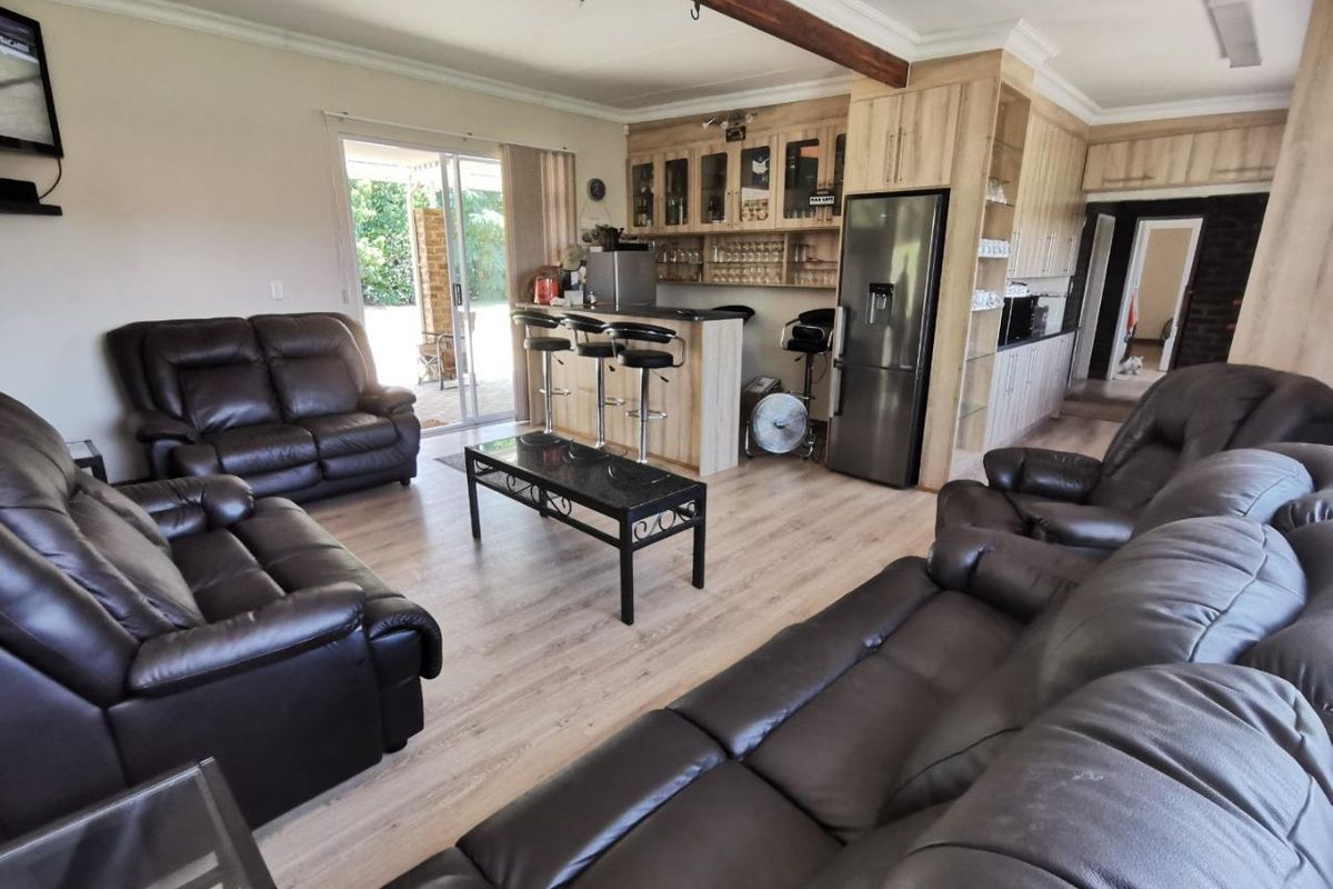 Spacious Family Home with Modern Features - Photo 5