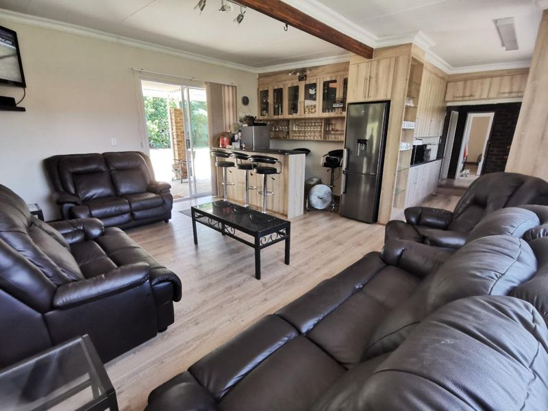 Spacious Family Home with Modern Features - Photo 5