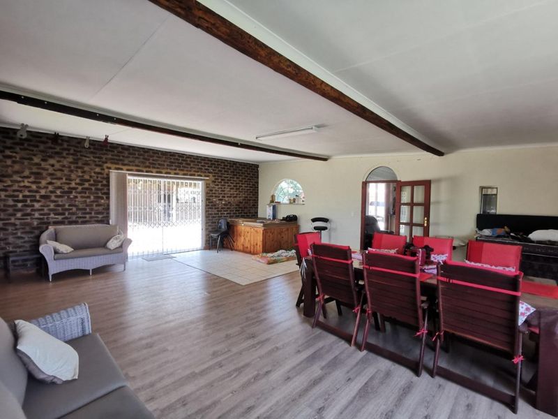Spacious Family Home with Modern Features - Photo 6