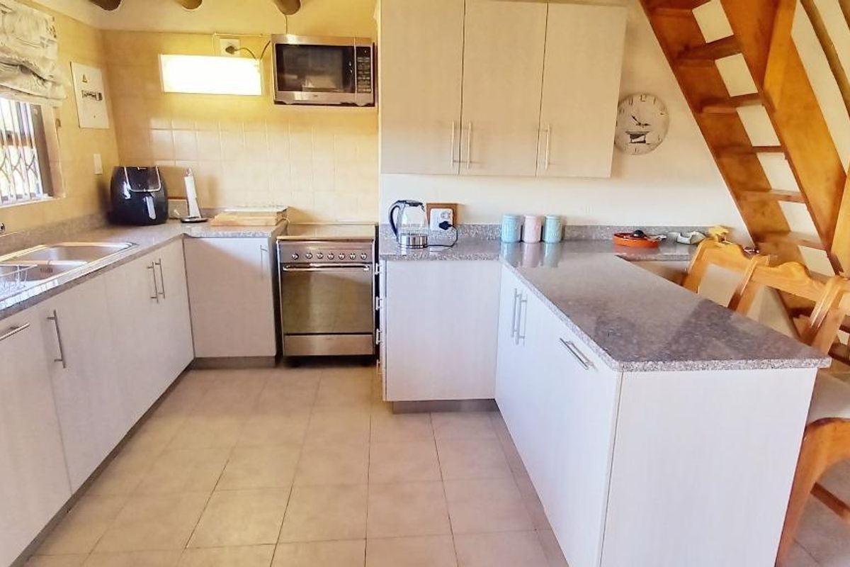 Stunning Fully Furnished 4-Bedroom Thatched Home  - Photo 3