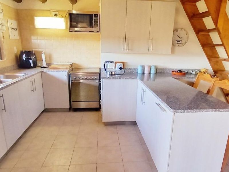 Stunning Fully Furnished 4-Bedroom Thatched Home  - Photo 3