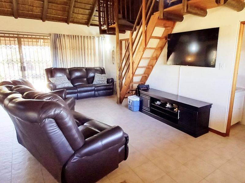 Stunning Fully Furnished 4-Bedroom Thatched Home  - Photo 4