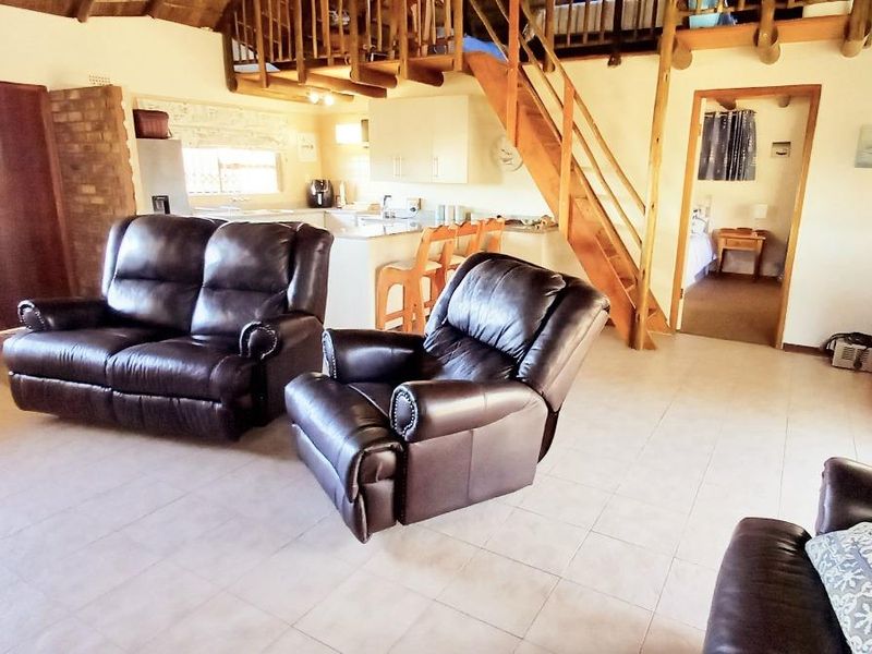 Stunning Fully Furnished 4-Bedroom Thatched Home  - Photo 7