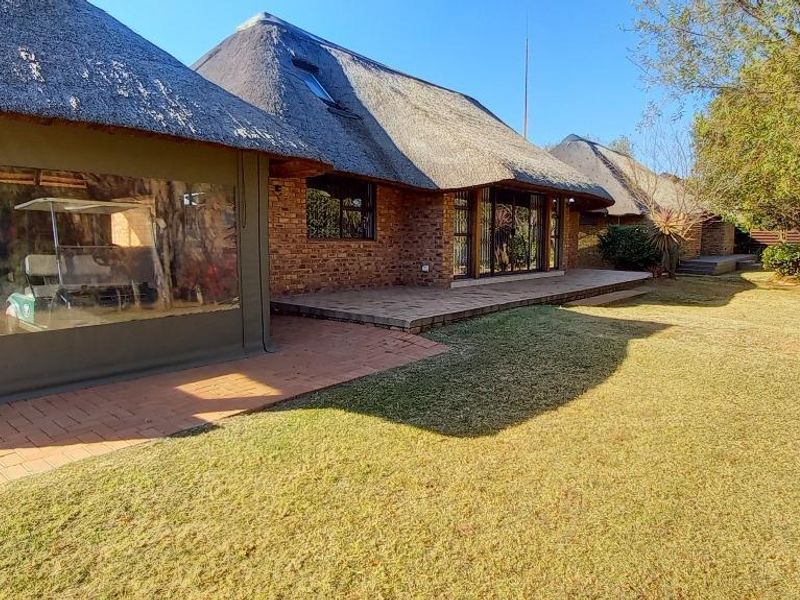 Stunning Fully Furnished 4-Bedroom Thatched Home  - Photo 1