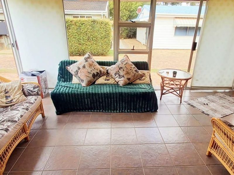 Cozy Fully Furnished 2-Bedroom Holiday Home in Secure Port O'Call Complex, Vaal Dam - Photo 9