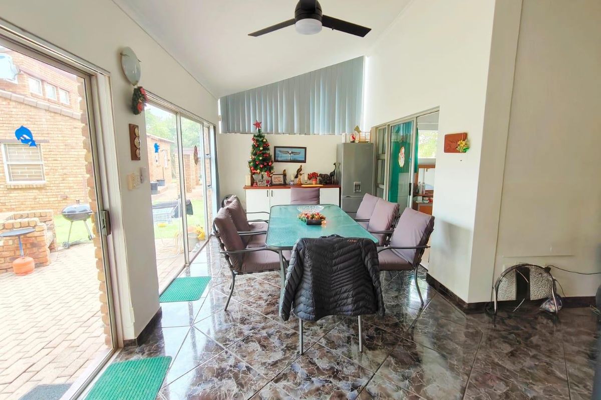 Charming 3-Bedroom House in Secure Vaal Marina Complex - Photo 4