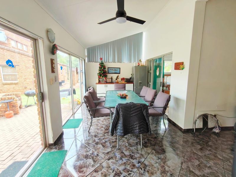 Charming 3-Bedroom House in Secure Vaal Marina Complex - Photo 4