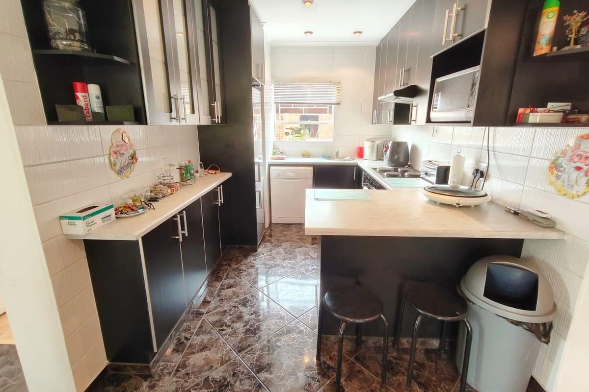 Charming 3-Bedroom House in Secure Vaal Marina Complex - Photo 2