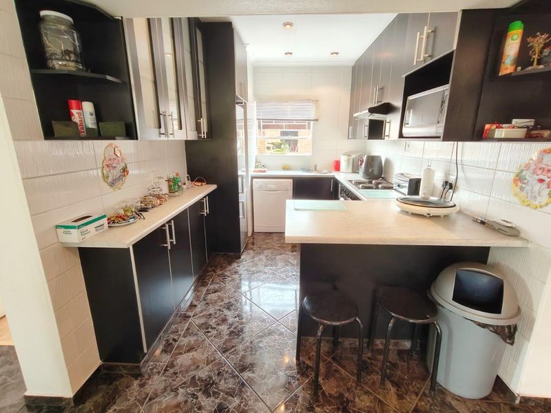 Charming 3-Bedroom House in Secure Vaal Marina Complex - Photo 2