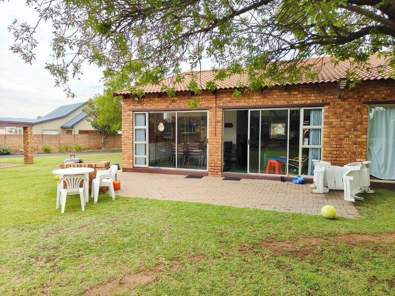 Charming 3-Bedroom House in Secure Vaal Marina Complex - Photo 10