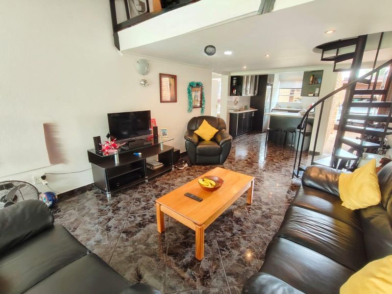 Charming 3-Bedroom House in Secure Vaal Marina Complex - Photo 6