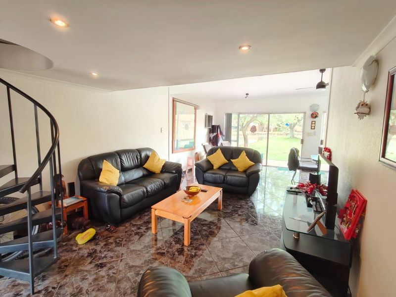 Charming 3-Bedroom House in Secure Vaal Marina Complex - Photo 3