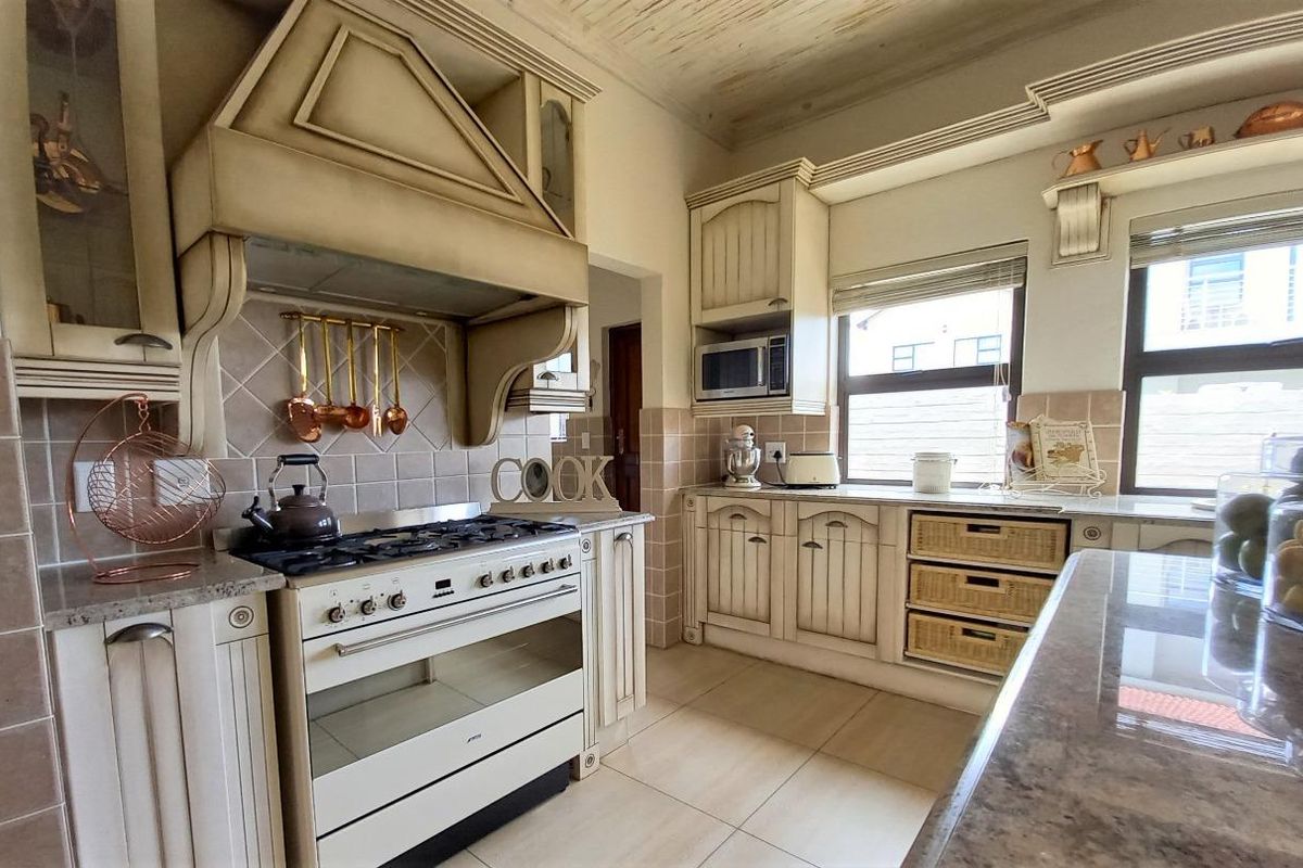 Spacious Family Home with Premium Features - Photo 5