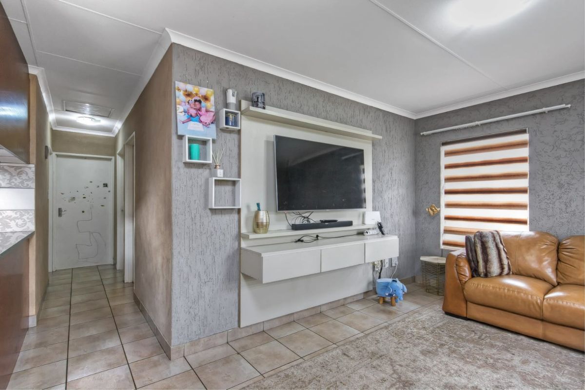 Standalone 3 Bedroom House for sale in Waterfield Estate, Centurion  - Photo 4