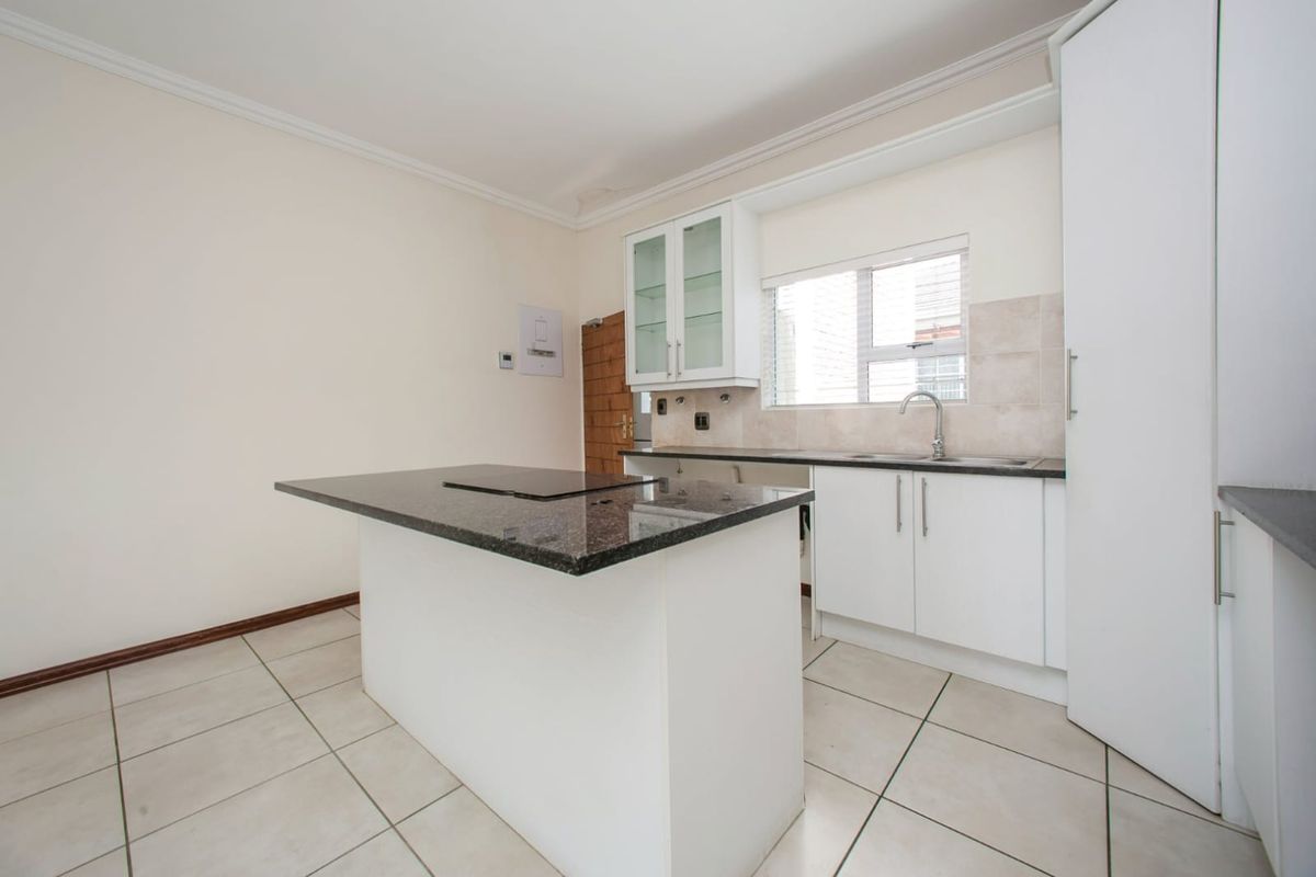 Immaculate 2 Bed Apartment in Parkview, Johannesburg  - Photo 4
