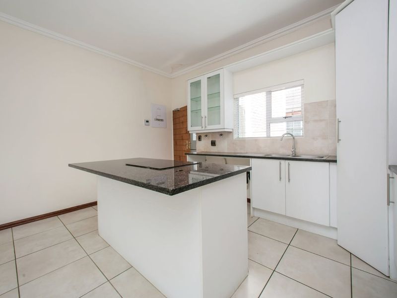 Immaculate 2 Bed Apartment in Parkview, Johannesburg  - Photo 4