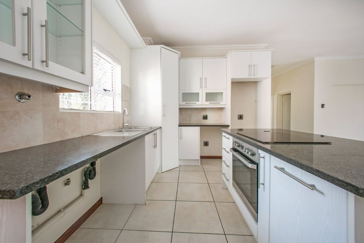 Immaculate 2 Bed Apartment in Parkview, Johannesburg  - Photo 2