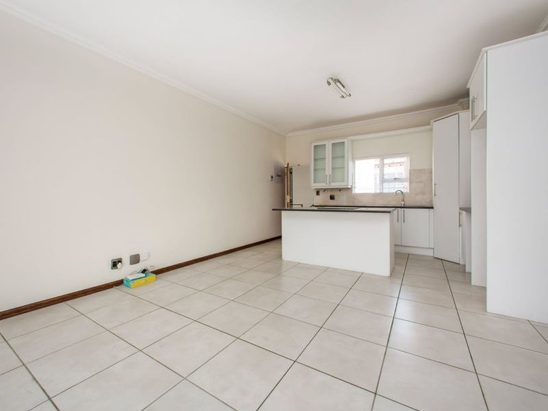 Immaculate 2 Bed Apartment in Parkview, Johannesburg  - Photo 9