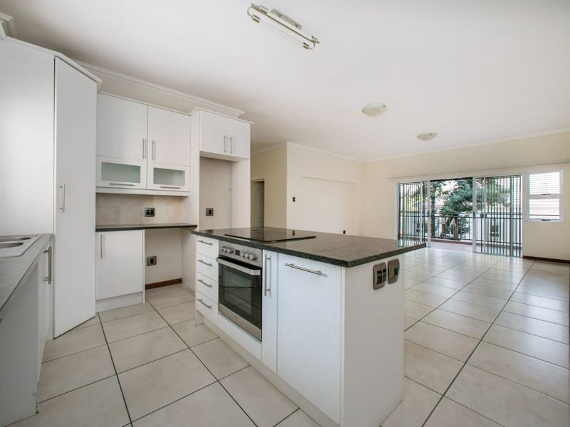 Immaculate 2 Bed Apartment in Parkview, Johannesburg  - Photo 5