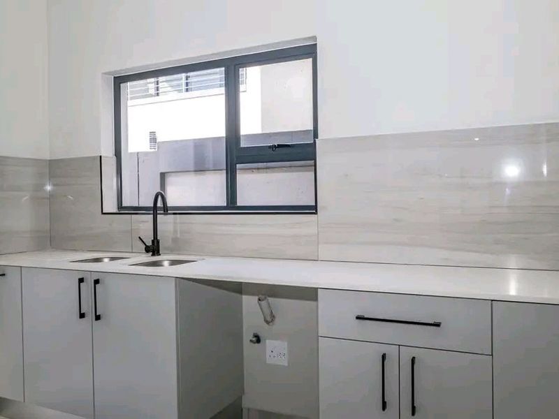 4 bedroom luxury home in Roodepark Eco Estate  - Photo 9