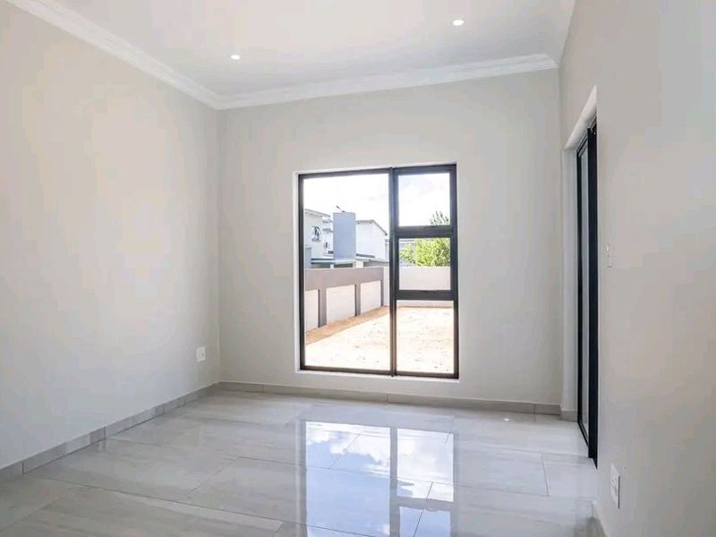 4 bedroom luxury home in Roodepark Eco Estate  - Photo 6