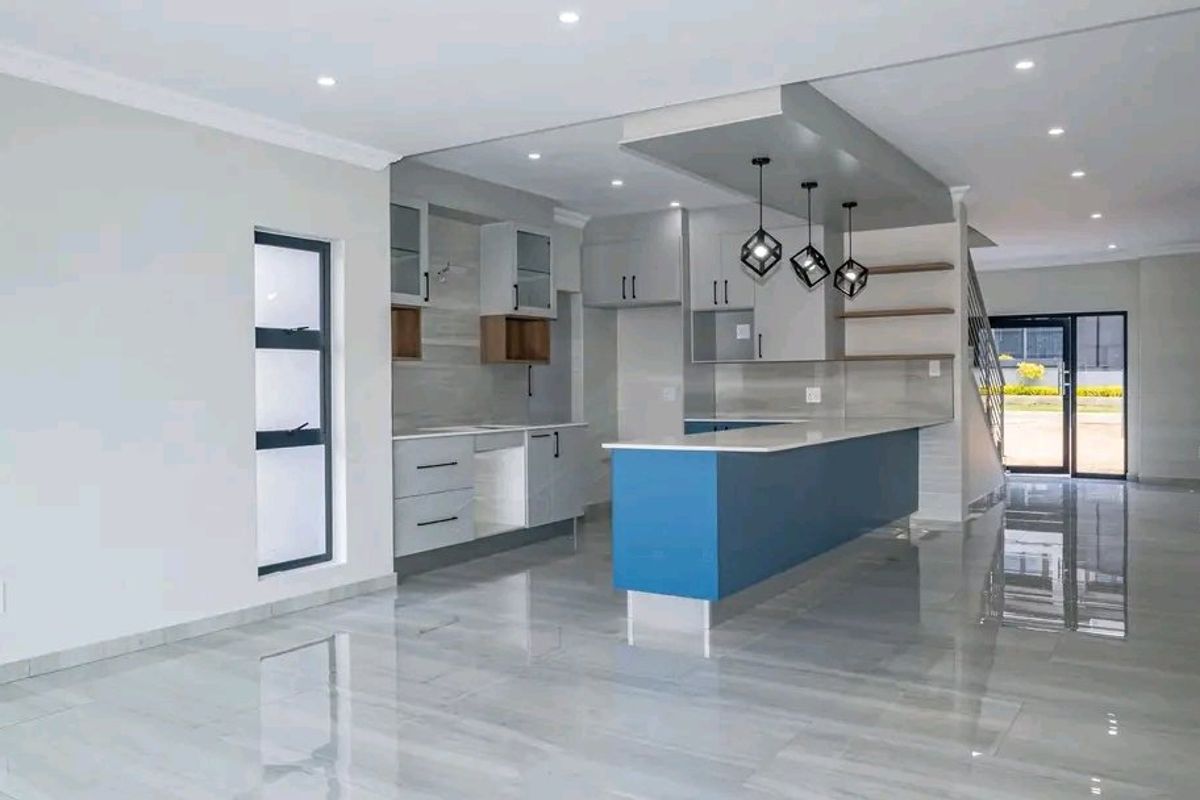 4 bedroom luxury home in Roodepark Eco Estate  - Photo 2