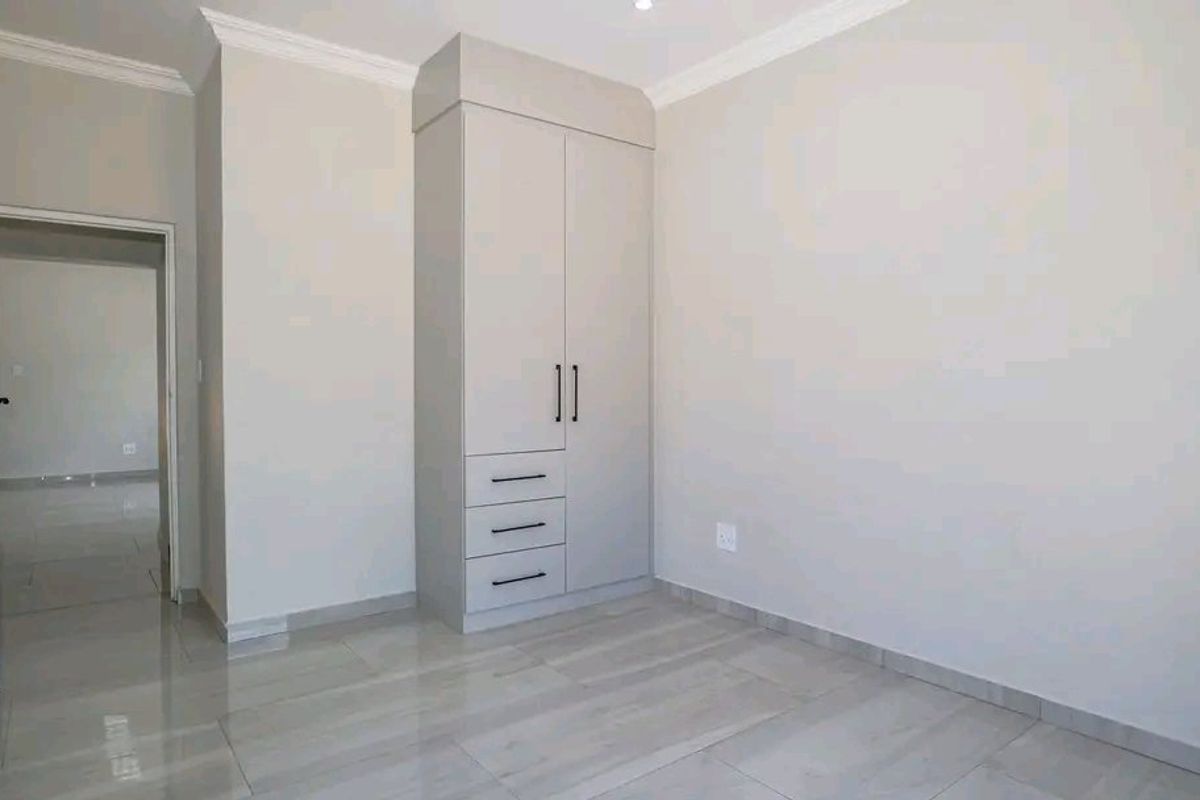 4 bedroom luxury home in Roodepark Eco Estate  - Photo 5