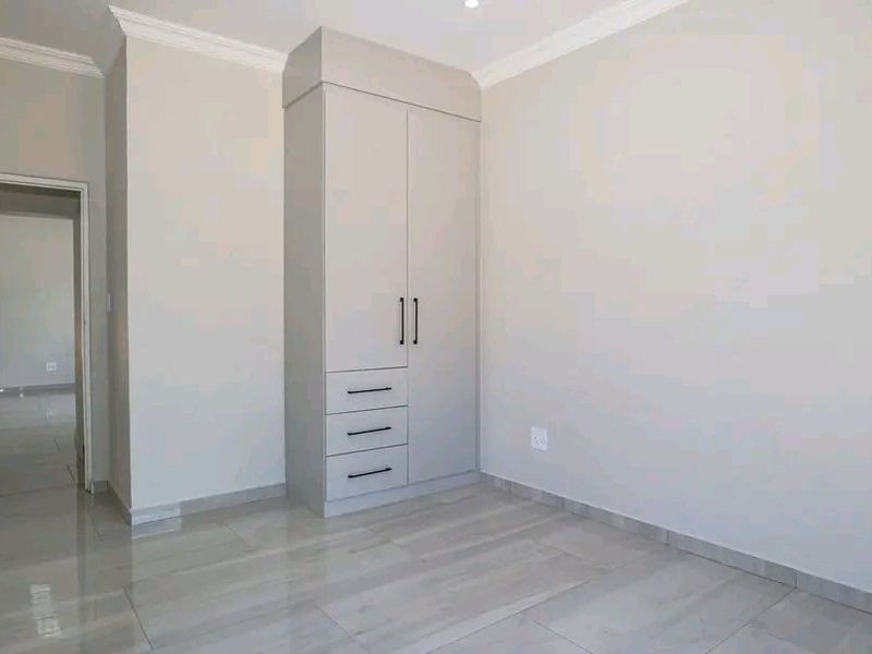 4 bedroom luxury home in Roodepark Eco Estate  - Photo 5