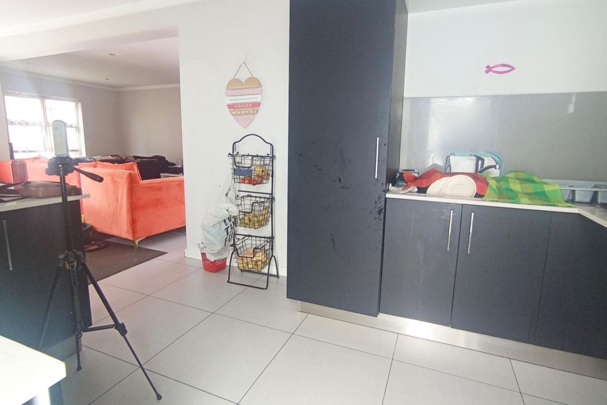 3 bedroom, 2.5 bathroom, Double garage duplex in Equestria  - Photo 4