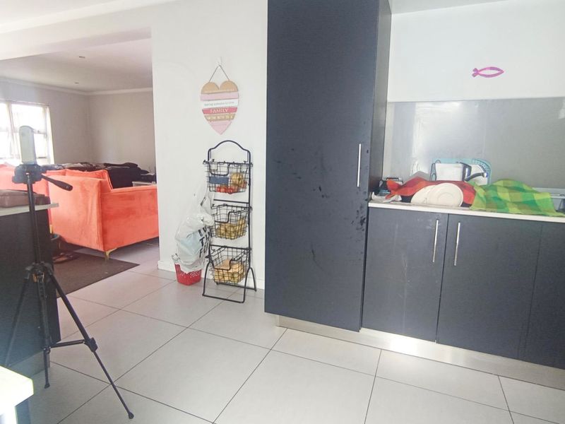 3 bedroom, 2.5 bathroom, Double garage duplex in Equestria  - Photo 4