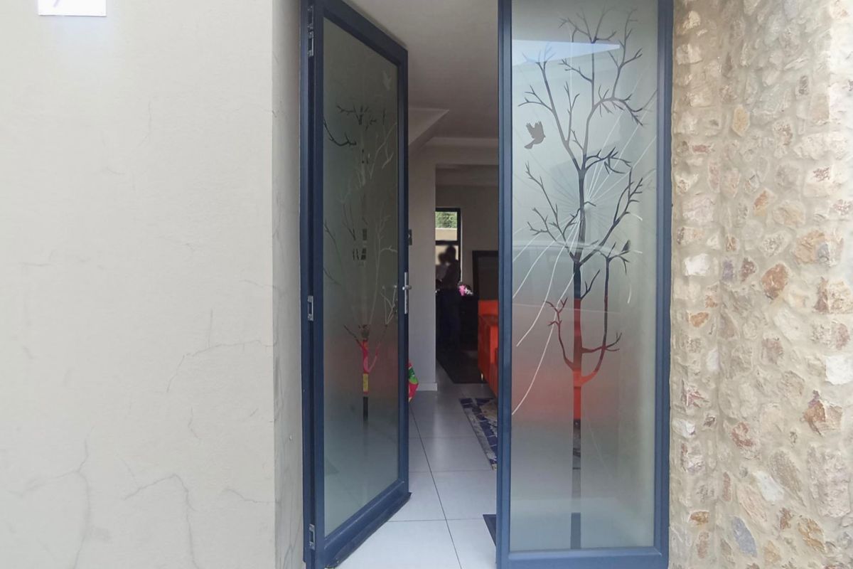 3 bedroom, 2.5 bathroom, Double garage duplex in Equestria  - Photo 2