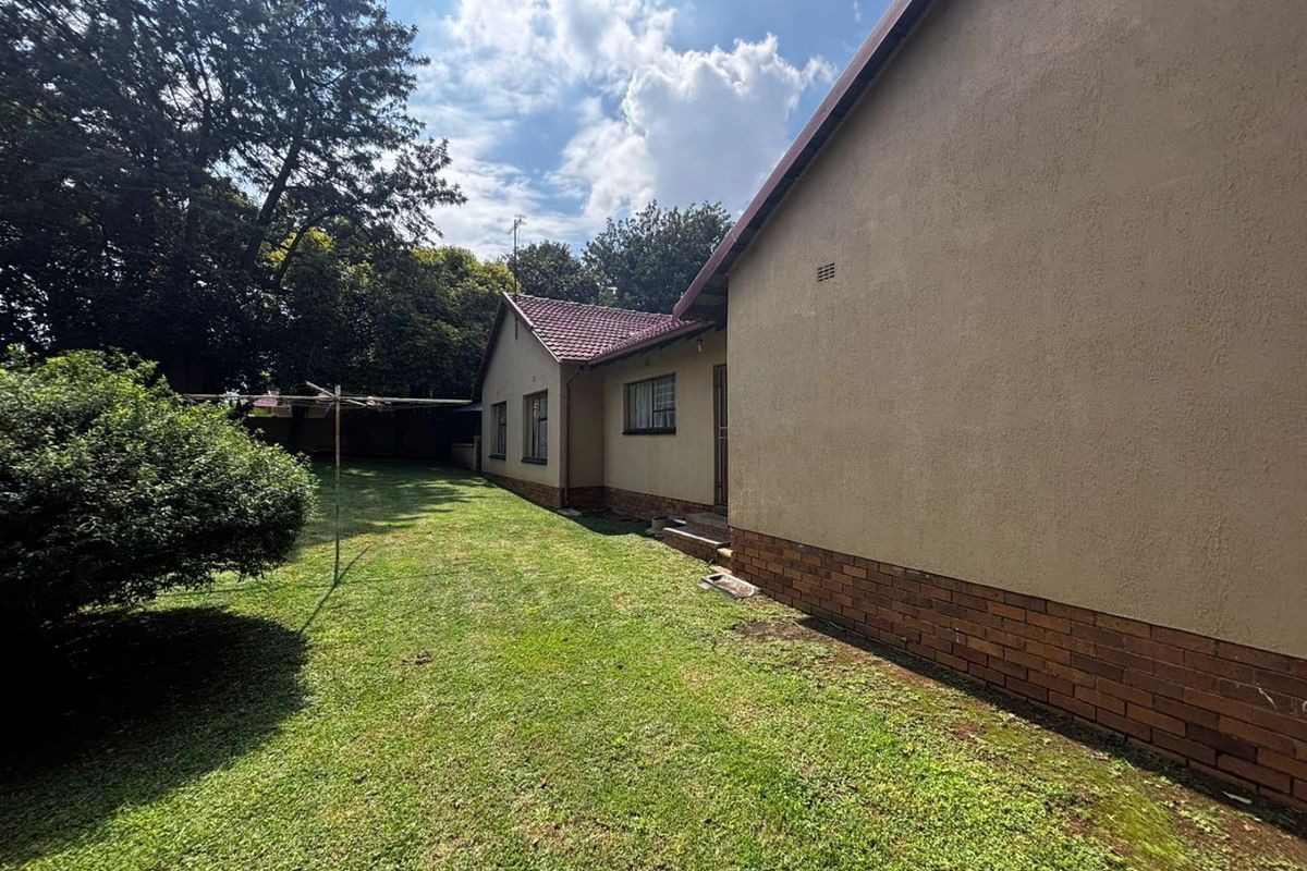 Family Living Meets Entertainer’s Paradise in Sunward Park - Photo 2